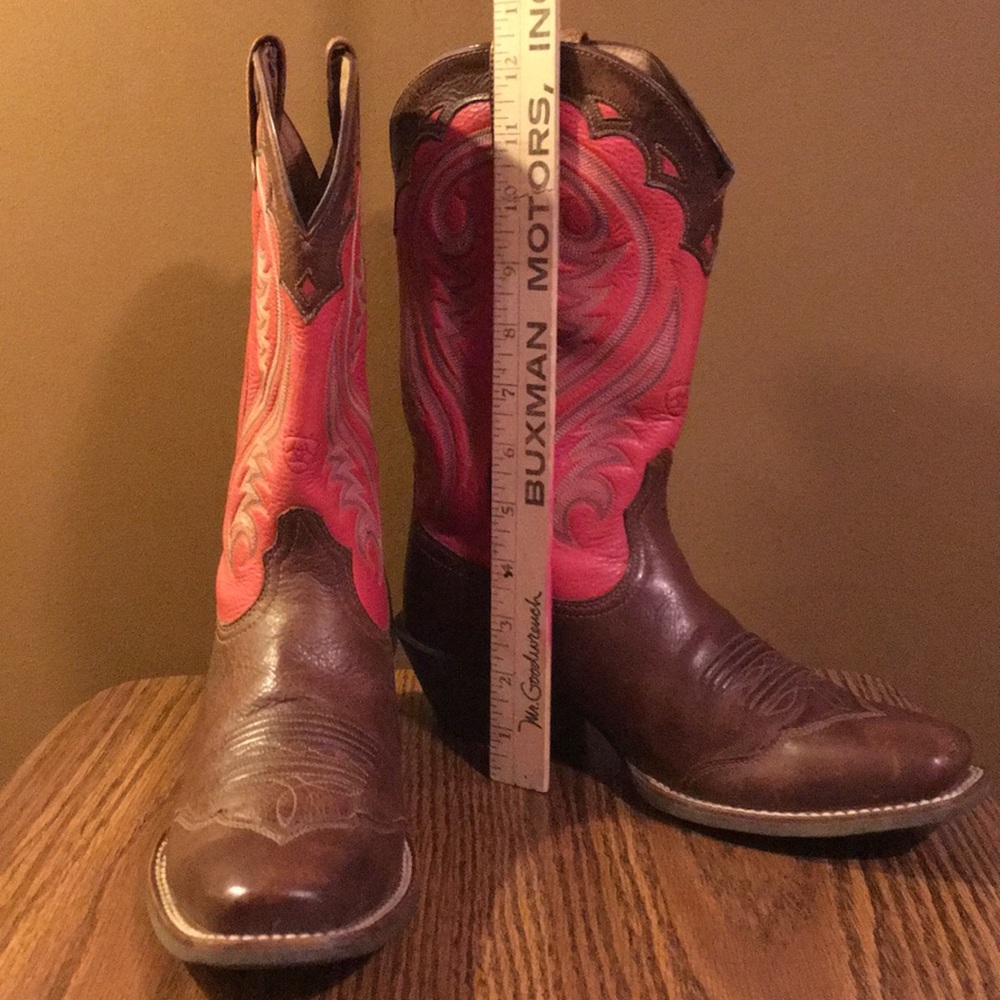 BRAND NEW Ariat boot size 8.5B.